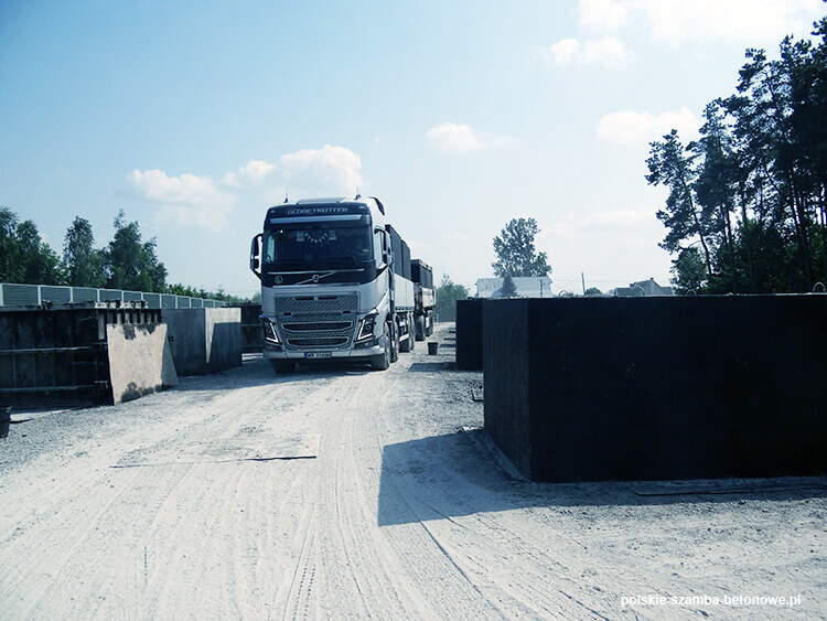 Transport szamb betonowych  w Tarnogrodzie